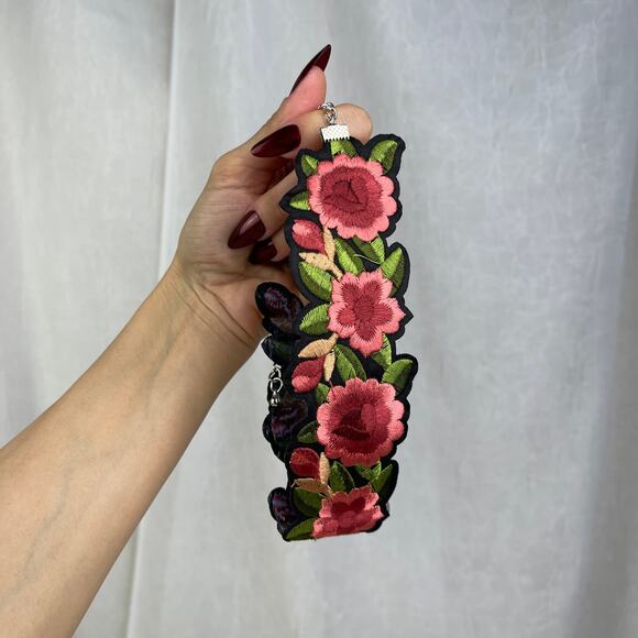 🍃NWOT Embroidered Floral Patch Choker Necklace Pink Green Black Adjustable OSFM - Picture 10 of 16